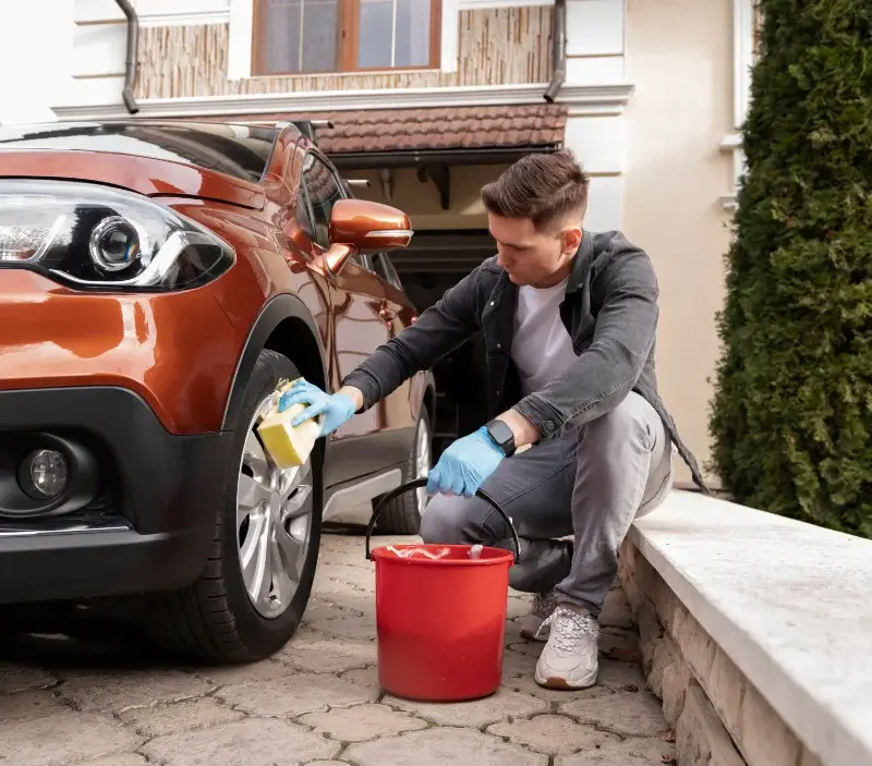 Lavage auto à domicile Saint-Didier-des-Bois : professionnel intervenant sur un véhicule